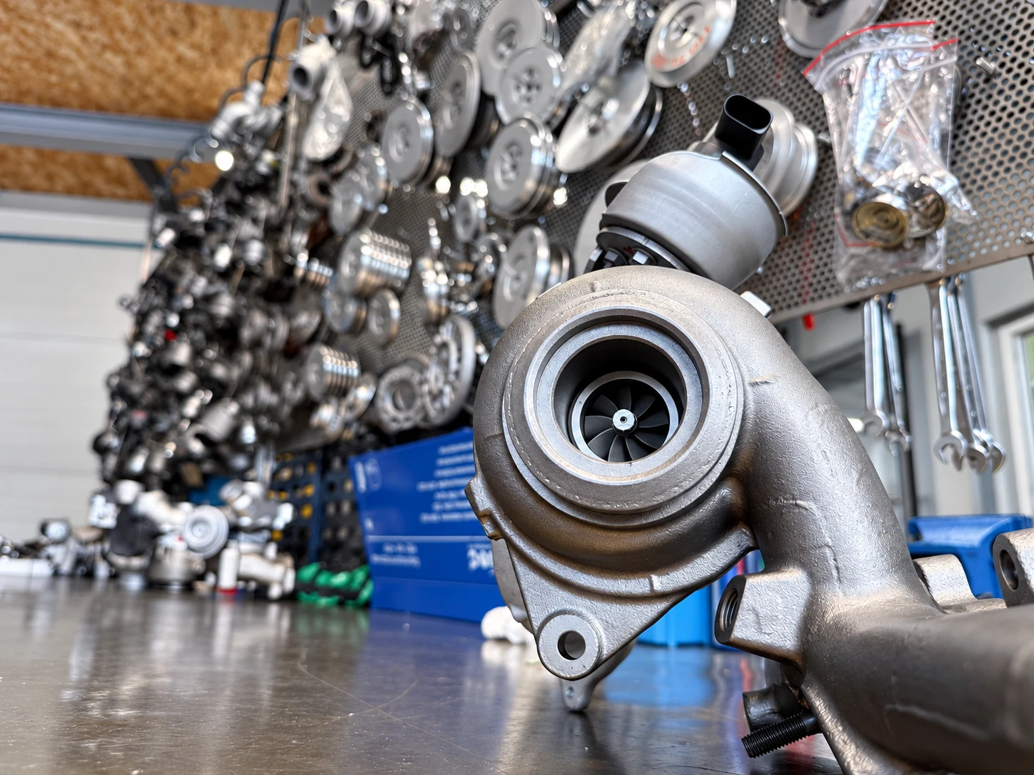 Detajl turbopolnilnika v delavnici Turbo Krambi