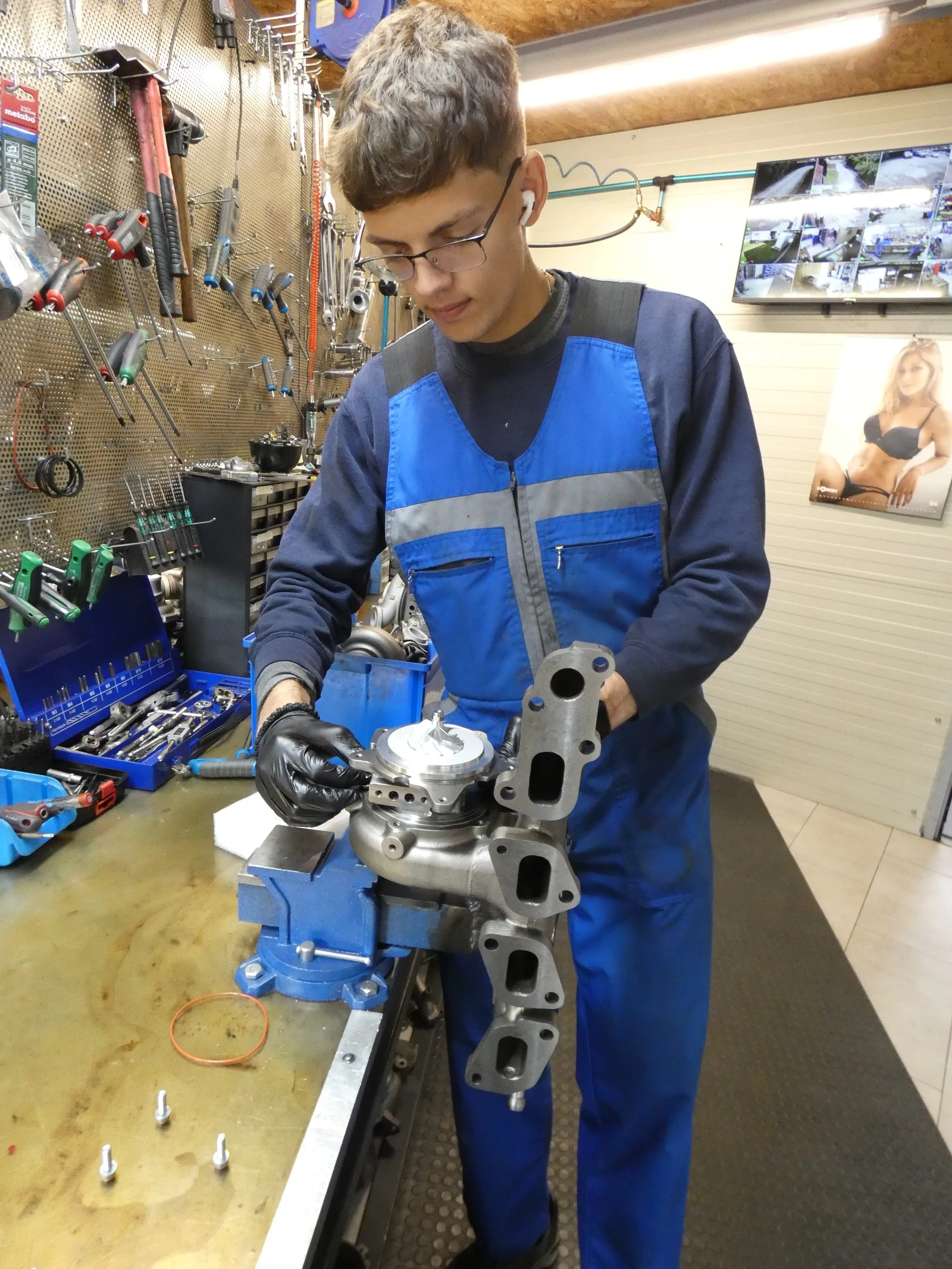 Mojster sestavlja turbopolnilnik za delovnim pultom